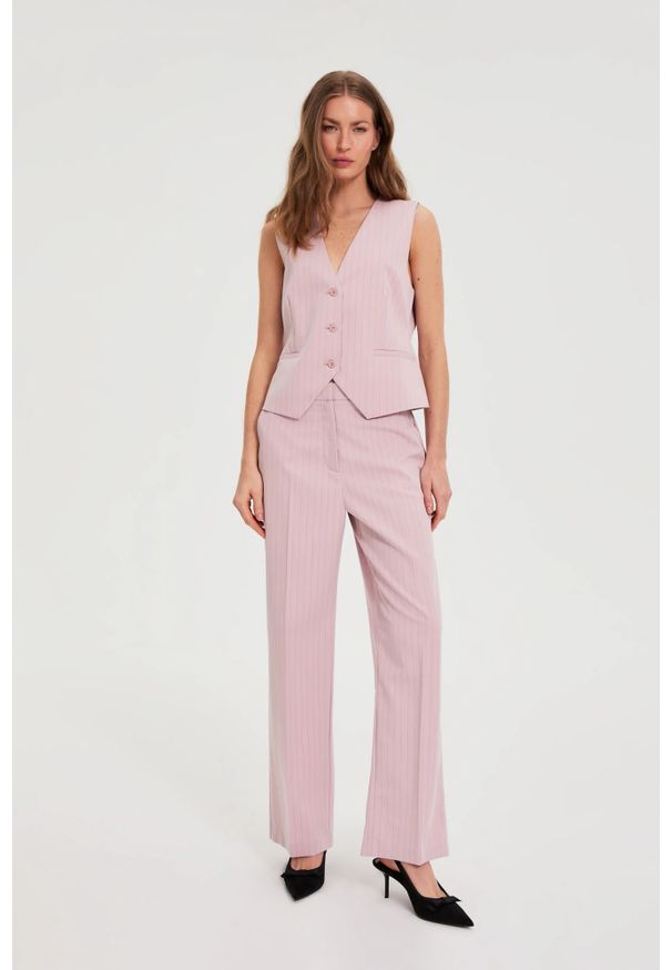 MOODO - Spodnie w delikatne paski różowe. Kolor: różowy. Materiał: poliester, wiskoza, elastan. Wzór: paski