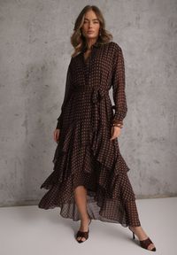 Renee - Brązowa Sukienka o Koszulowym Kroju z Przedłużonym Tyłem i Falbanami Savarinna. Kolor: brązowy. Materiał: poliester. Typ sukienki: koszulowe #3