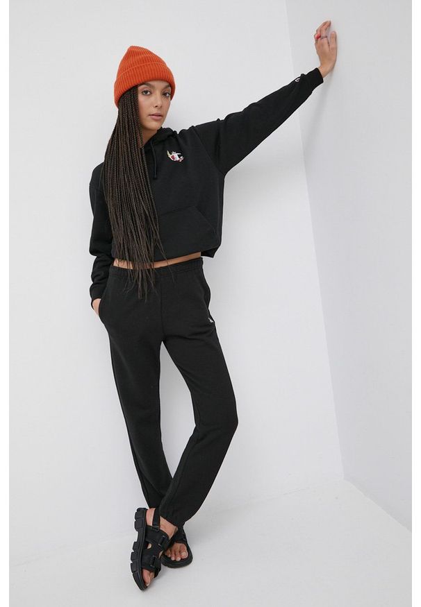 Champion bluza damska kolor czarny z kapturem gładka. Typ kołnierza: kaptur. Kolor: czarny. Materiał: dzianina, włókno. Długość rękawa: długi rękaw. Długość: długie. Wzór: gładki