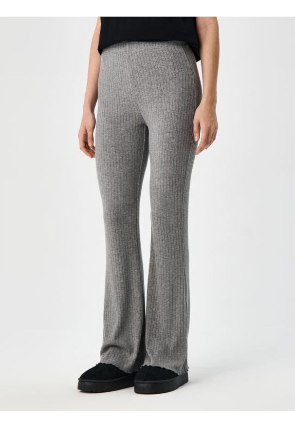 Sinsay - Prążkowane spodnie z szeroką nogawką - szary. Kolor: szary. Materiał: prążkowany