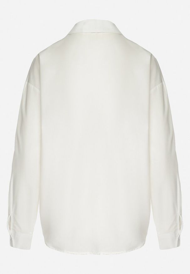 Born2be - Biała Gładka Koszula na Guziki z Ozdobnym Kwiatem Wenia. Kolor: biały. Wzór: gładki, kwiaty. Styl: elegancki, klasyczny