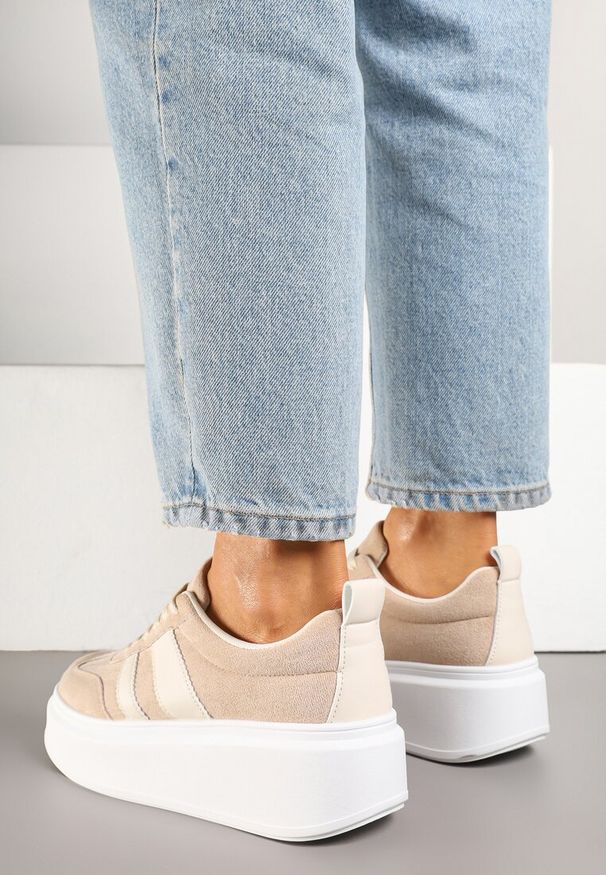 Renee - Ciemnobeżowe Sneakersy Typu Kultowe Tenisówki na Platformie Redoreve. Kolor: beżowy. Materiał: jeans, skóra. Obcas: na platformie