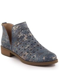 Botki damskie zamszowe ażurowe wsuwane niebieskie M.Daszyński SA62-102. Wysokość cholewki: za kostkę. Zapięcie: bez zapięcia. Kolor: niebieski. Materiał: zamsz, nubuk. Szerokość cholewki: normalna. Wzór: ażurowy #1