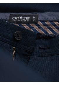 Ombre Clothing - Spodnie klasyczne męskie chino z delikatną teksturą - granatowe V3. Kolor: niebieski. Materiał: materiał, poliester, bawełna. Styl: klasyczny #4