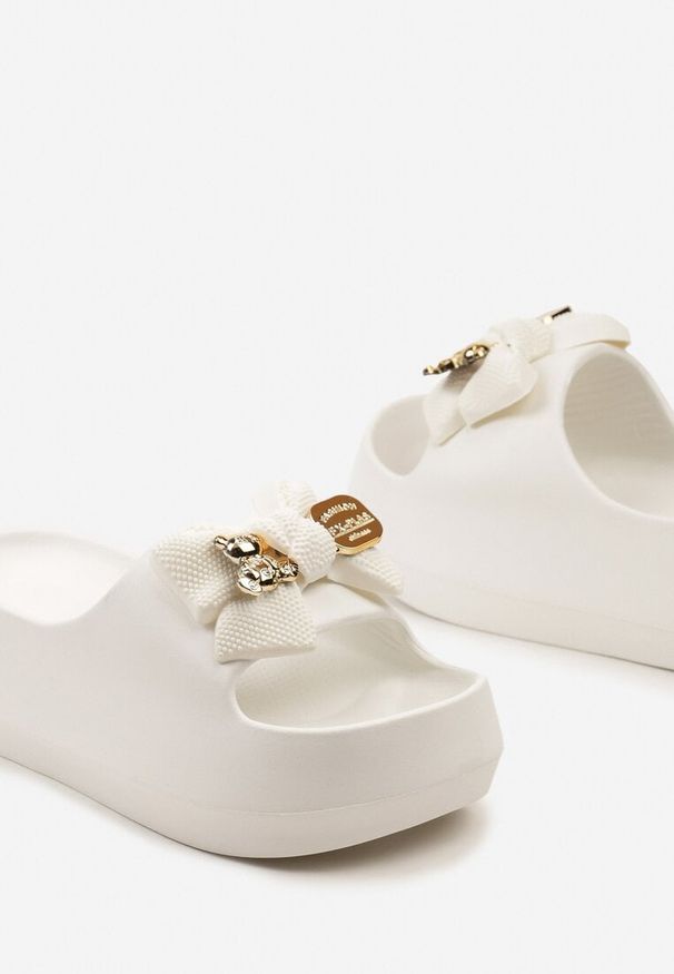 Born2be - Białe Klapki Piankowe na Platformie z Ozdobną Kokardą Gafira. Okazja: na co dzień. Nosek buta: otwarty. Kolor: biały. Materiał: len. Obcas: na platformie. Styl: casual