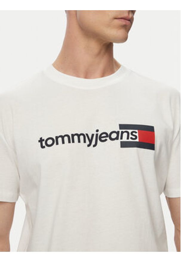 Tommy Jeans T-Shirt Entry Dna DM0DM23406 Biały Regular Fit. Kolor: biały. Materiał: bawełna