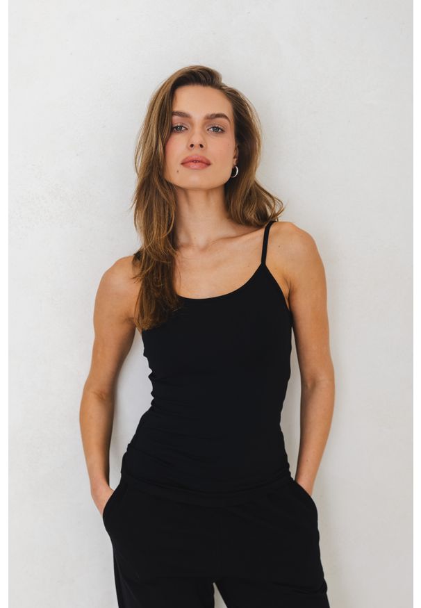 TOP SIA CZARNY L - Flawless. Okazja: na co dzień. Kolor: czarny. Materiał: tkanina, jeans, skóra. Długość rękawa: na ramiączkach. Długość: krótkie. Sezon: lato. Styl: casual