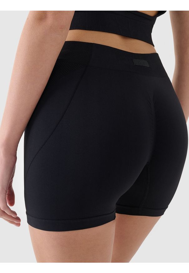 4f - 4F Legginsy krótkie treningowe damskie - czarne M/L. Stan: podwyższony. Kolor: czarny. Materiał: włókno, elastan, dzianina, materiał, syntetyk. Długość: krótkie. Wzór: gładki, jednolity, ze splotem. Sport: fitness