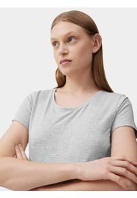 4f - T-shirt regular z nadrukiem damski. Kolor: szary. Materiał: elastan, bawełna. Wzór: nadruk