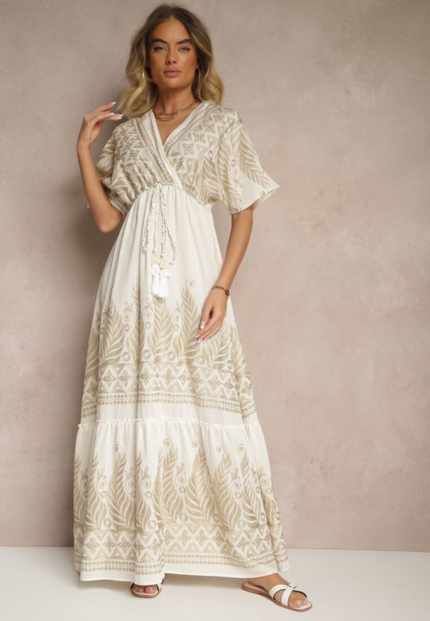 Renee - Jasnobeżowa Wiskozowa Sukienka Kopertowym Dekoltem i Frędzlami Redevie. Okazja: na co dzień. Kolor: beżowy. Materiał: wiskoza. Sezon: lato. Typ sukienki: kopertowe. Styl: elegancki, casual, klasyczny