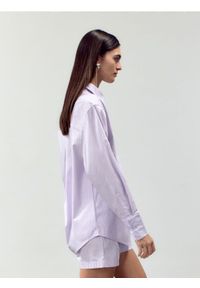 Reserved - Koszula oversize w paski - lawendowy. Kolor: fioletowy. Materiał: poliamid, bawełna, tkanina. Wzór: paski