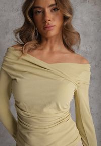 Renee - Zielona Marszczona Bluzka z Bawełną i Dekoltem w Łódkę Orinlia. Typ kołnierza: dekolt w łódkę. Kolor: zielony. Materiał: bawełna. Styl: elegancki #2