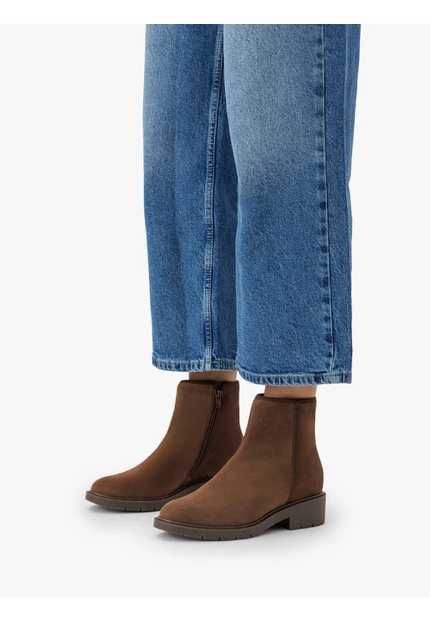 Ryłko - Brązowe botki ze skóry welurowej. Nosek buta: okrągły. Zapięcie: zamek. Kolor: brązowy. Szerokość cholewki: normalna. Wysokość cholewki: za kostkę. Materiał: skóra, welur. Obcas: na obcasie. Styl: klasyczny, street. Wysokość obcasa: niski