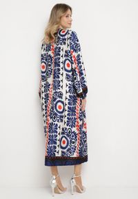Born2be - Niebieska Satynowa Sukienka Pudełkowa z Rustykalnym Wzorem Xallilena. Kolor: niebieski. Materiał: satyna. Styl: elegancki #7