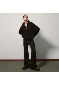 Reserved - Sweter ze stójką - Czarny. Typ kołnierza: kołnierzyk stójkowy. Kolor: czarny