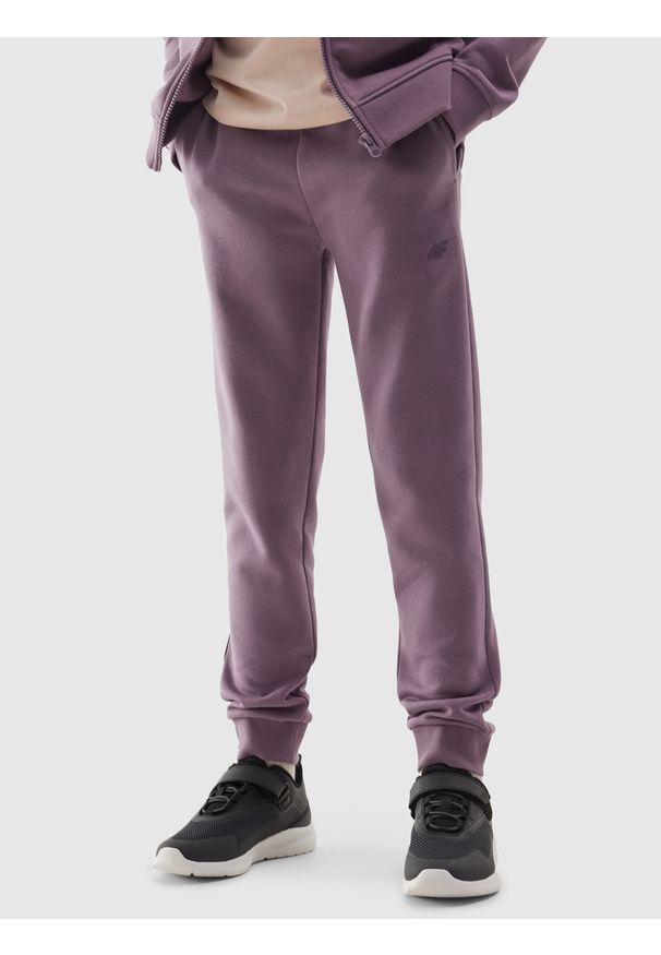 4f - 4F Spodnie dresowe joggery dziewczęce - fioletowe 128 (7-8 lat). Okazja: na co dzień. Kolor: fioletowy. Materiał: dresówka. Wzór: gładki, ze splotem. Sezon: lato. Styl: casual, sportowy