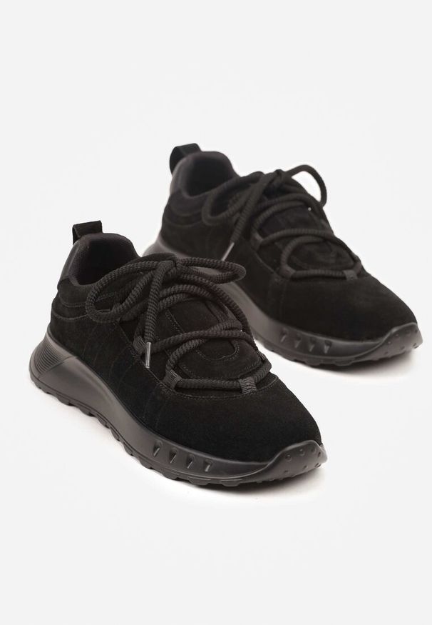 Renee - Czarne Zamszowe Sneakersy z Wkładką ze Skóry Naturalnej Dolavienne. Kolor: czarny. Materiał: zamsz, skóra. Szerokość cholewki: normalna