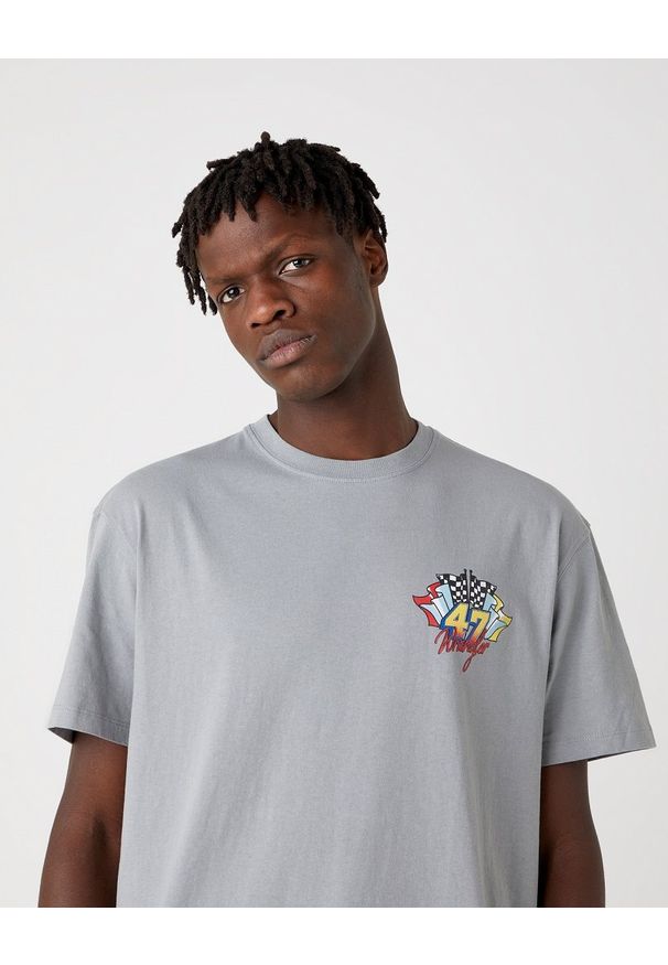 Wrangler - MĘSKI T-SHIRT WRANGLER SS CAR TEE MONUMENT GREY W7APGF174 112131355
