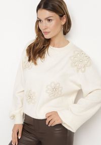 Born2be - Jasnobeżowy Sweter z Bawełną i Aplikacjami Kwiatów 3D Erosavia. Okazja: na co dzień. Kolor: beżowy. Materiał: bawełna. Wzór: kwiaty, aplikacja. Styl: casual, elegancki #2