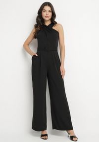 Born2be - Czarny Taliowany Kombinezon Ozdobiony Paskiem Dollivia. Okazja: na co dzień. Kolor: czarny. Wzór: aplikacja. Styl: elegancki, casual