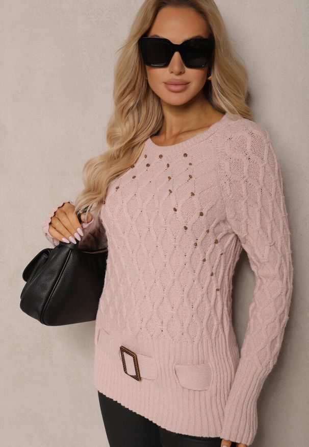 Renee - Jasnoróżowy Sweter z Ozdobnym Paskiem i Splotem Vittella. Typ kołnierza: dekolt w serek. Kolor: różowy. Materiał: jeans. Wzór: ze splotem. Styl: klasyczny, elegancki