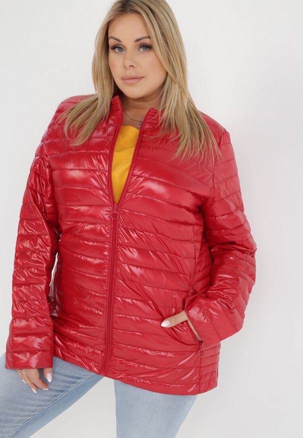 Born2be - Czerwona Kurtka Caeane. Kolor: czerwony. Materiał: tkanina. Wzór: aplikacja, jednolity