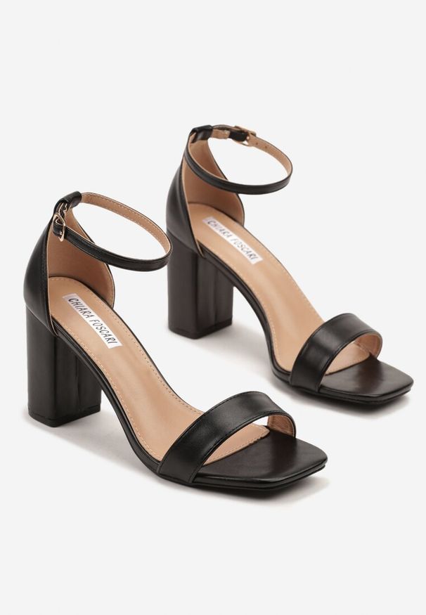 Renee - Czarne Sandały na Słupku Ozdobione Kwadratowym Noskiem Boroti. Okazja: na spacer. Zapięcie: sprzączka. Kolor: czarny. Wzór: aplikacja. Sezon: lato. Obcas: na słupku. Styl: klasyczny, elegancki, wizytowy. Wysokość obcasa: średni