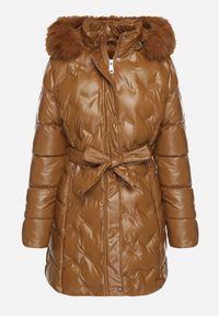 Born2be - Brązowa Pikowana Kurtka z Odpinanym Kapturem i Futerkiem Wiązana Paskiem Olenessa. Kolor: brązowy. Materiał: futro. Sezon: zima #4
