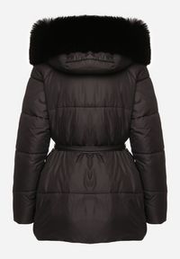 Born2be - Czarna Pikowana Kurtka z Kapturem i Odpinanym Futrem z Paskiem w Tali Siamirae. Okazja: na co dzień. Typ kołnierza: kaptur. Kolor: czarny. Materiał: futro. Styl: casual, elegancki #7