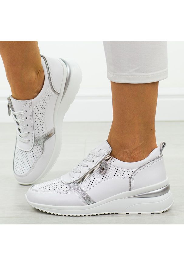 Białe skórzane sneakersy damskie na koturnie Cambell 94311. Okazja: na co dzień. Zapięcie: sznurówki. Kolor: biały. Materiał: skóra. Szerokość cholewki: normalna. Sezon: wiosna, jesień, lato. Obcas: na koturnie. Styl: casual, elegancki, sportowy, klasyczny