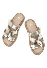 Złote Klapki Armodo Modne Obuwie Damskie. Okazja: na co dzień, na spacer. Kolor: złoty. Materiał: skóra. Sezon: lato. Styl: casual #3