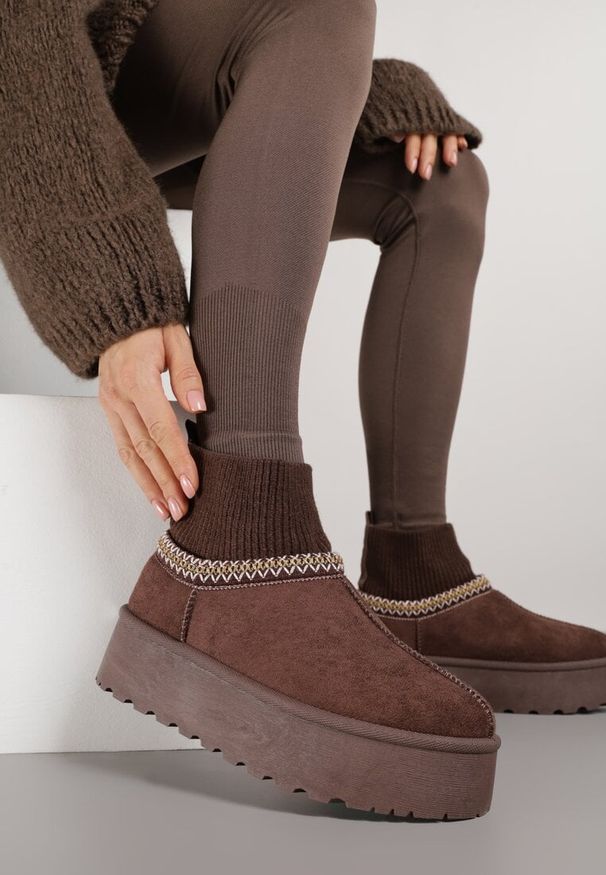 Renee - Brązowe Śniegowce VICES na Platformie ze Skarpetkową Cholewką i Haftem Ebentia. Kolor: brązowy. Materiał: dzianina, puch, jeans. Szerokość cholewki: normalna. Wzór: haft. Sezon: zima. Obcas: na platformie