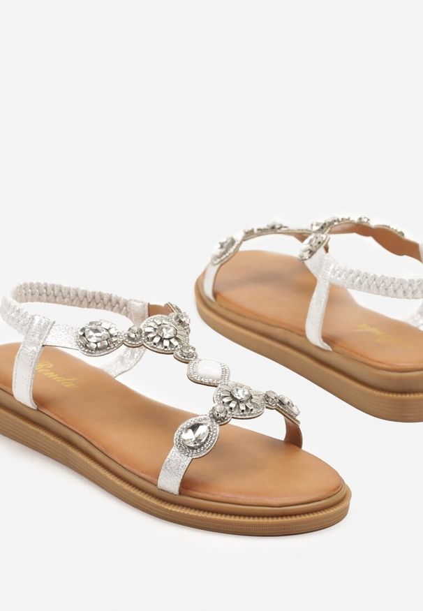 Renee - Srebrne Płaskie Sandały z Kryształkami i Cyrkoniami Julissema. Okazja: na co dzień. Kolor: srebrny. Materiał: len. Wzór: aplikacja. Sezon: lato. Styl: casual, elegancki