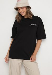 Born2be - Czarna Bawełniana Koszulka T-shirt z Napisem Just Be There i Nadrukiem Melarea. Kolor: czarny. Materiał: bawełna. Wzór: napisy, nadruk #6