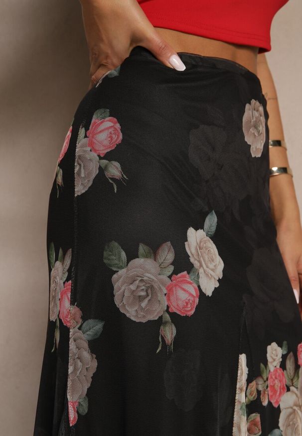 Renee - Czarna Spódnica w Kwiatowy Wzór o Rozkloszowanym Kroju Efrirene. Okazja: na co dzień. Kolor: czarny. Wzór: kwiaty. Styl: casual, elegancki