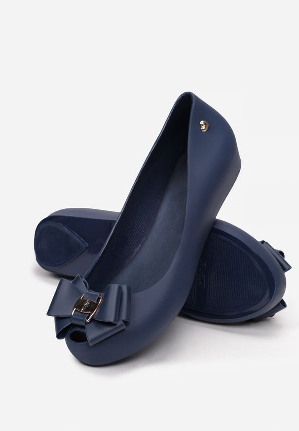 Renee - Granatowe Balerinki Alarope. Nosek buta: okrągły. Zapięcie: bez zapięcia. Kolor: niebieski. Materiał: guma. Wzór: aplikacja. Obcas: na koturnie