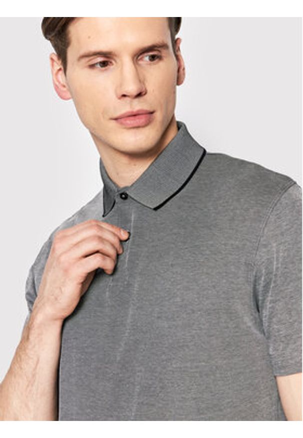 Selected Homme Polo Leroy 16082844 Szary Regular Fit. Typ kołnierza: polo. Kolor: szary. Materiał: bawełna, syntetyk
