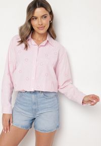 Born2be - Różowa Koszula o Kroju Oversize w Paski Zdobiona Haftem w Serca Nitariena. Okazja: na co dzień, na spotkanie biznesowe, do pracy. Typ kołnierza: kołnierzyk klasyczny. Kolor: różowy. Materiał: materiał, bawełna. Długość rękawa: długi rękaw. Długość: długie. Wzór: aplikacja, paski, haft. Styl: klasyczny, elegancki, biznesowy, casual #7