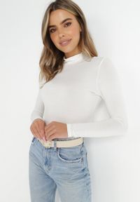 Born2be - Biała Bluzka Crop Top z Półgolfem Volei. Typ kołnierza: golf. Kolor: biały. Materiał: tkanina, dzianina. Długość rękawa: długi rękaw. Długość: krótkie. Wzór: gładki, jednolity #2