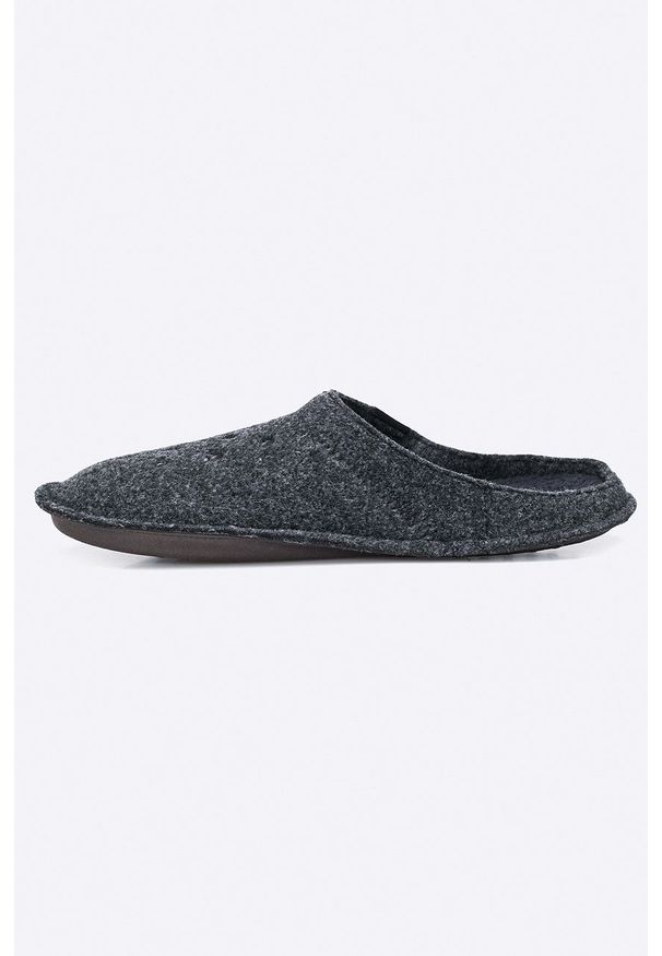 Crocs - Kapcie. Kolor: czarny. Materiał: materiał. Wzór: gładki. Obcas: na obcasie. Wysokość obcasa: niski
