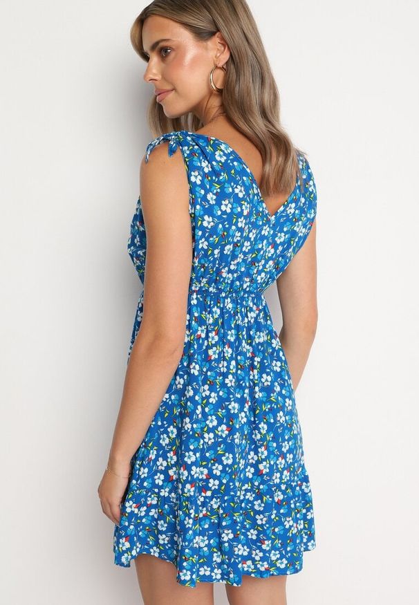 Born2be - Niebieska Rozkloszowana Bawełniana Sukienka w Kwiaty z Gumką w Pasie Evieles. Okazja: na spacer, na co dzień. Typ kołnierza: dekolt w kształcie V. Kolor: niebieski. Materiał: bawełna. Wzór: kwiaty. Sezon: wiosna, lato. Styl: casual, klasyczny