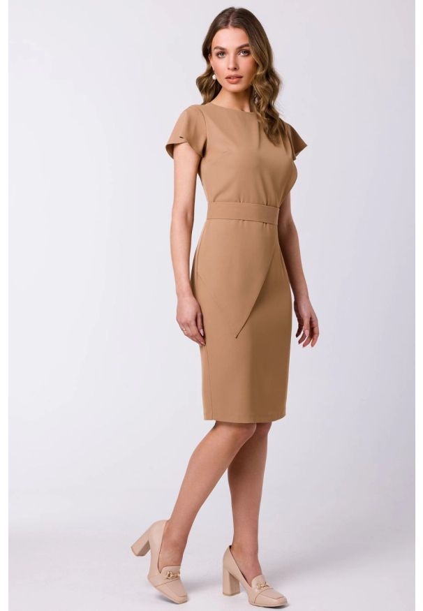 Sukienki.shop - Elegancka ołówkowa sukienka z paskiem krótki rękaw beżowa. Kolor: beżowy. Długość rękawa: krótki rękaw. Typ sukienki: ołówkowe. Styl: elegancki