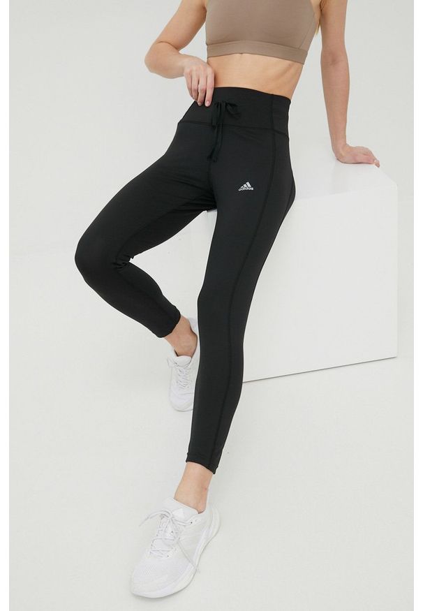 Adidas - adidas legginsy do biegania Running Essentials damskie kolor czarny gładkie. Kolor: czarny. Materiał: materiał, skóra, dzianina. Wzór: gładki. Sport: bieganie