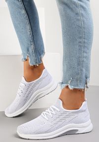 Renee - Białe Buty Sportowe Linidas. Nosek buta: okrągły. Zapięcie: bez zapięcia. Kolor: biały. Materiał: materiał. Szerokość cholewki: normalna