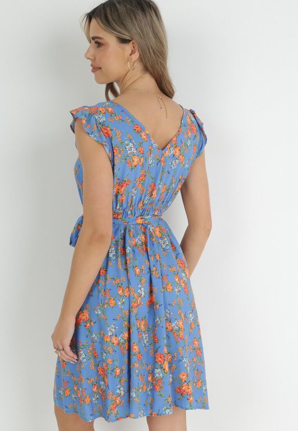 Born2be - Niebieska Sukienka z Gumką w Pasie z Wiskozy w Kwiaty Chrysa. Typ kołnierza: kołnierz z falbankami. Kolor: niebieski. Materiał: wiskoza. Wzór: kwiaty