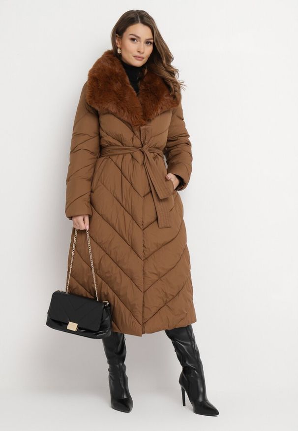 Born2be - Brązowa Długa Kurtka Płaszcz Pikowany z Wiązanym Paskiem i Futerkiem Kemiss. Kolor: brązowy. Materiał: futro. Długość: długie. Wzór: aplikacja