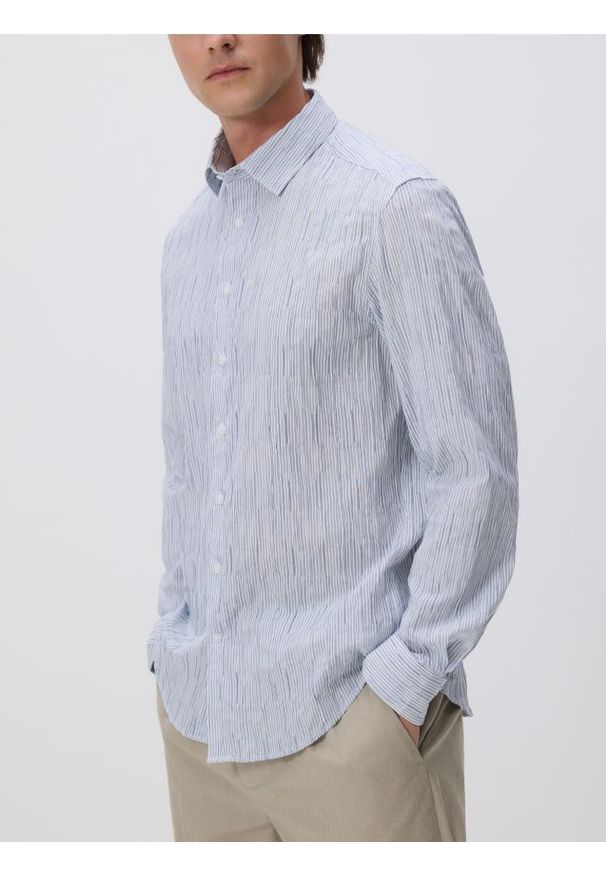Reserved - Strukturalna koszula regular fit - jasnoniebieski. Kolor: niebieski. Materiał: bawełna, tkanina