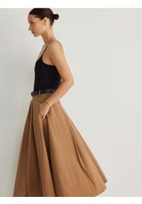 Reserved - Rozkloszowana spódnica z paskiem - beżowy. Kolor: beżowy. Materiał: bawełna, tkanina