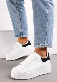 Renee - Biało-Czarne Sneakersy na Platformie Ozdobione Kontrastową Wstawką Aviasta. Kolor: biały. Wzór: aplikacja. Obcas: na platformie #3
