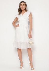 Born2be - Biała Bawełniana Sukienka o Rozkloszowanym Kroju z Haftami Nelalina. Okazja: na co dzień. Typ kołnierza: dekolt w kształcie V. Kolor: biały. Materiał: bawełna. Wzór: haft. Typ sukienki: rozkloszowane. Styl: klasyczny, casual, elegancki. Długość: midi #7
